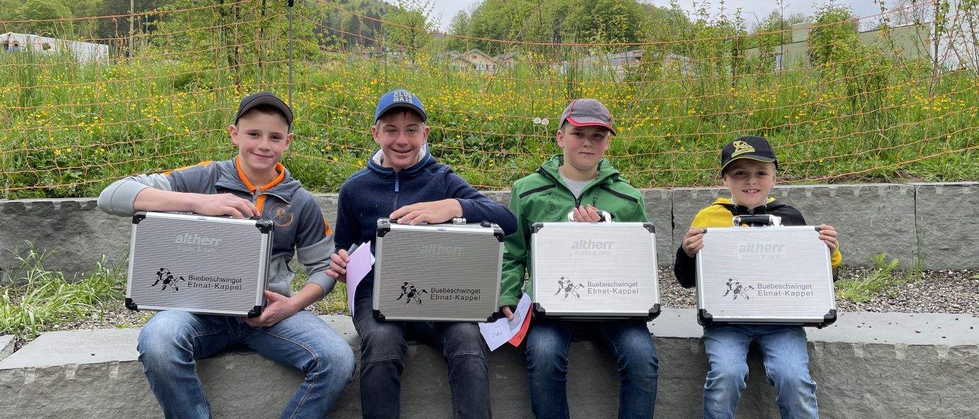 Mario Bösch, Flavio Sutter, Sämi Moser und Lars Kobler heissen die Sieger am Buebeschwinget in Ebnat Kappel (v.l)