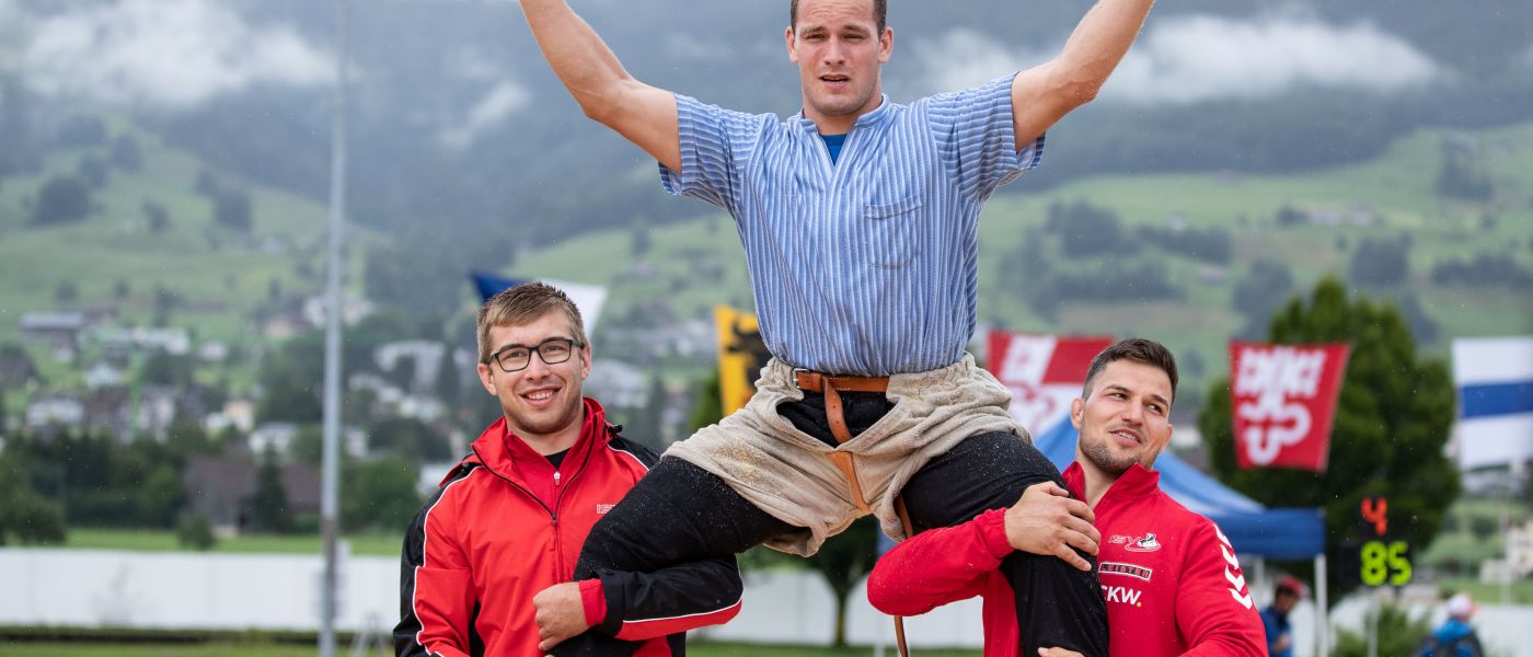 Joel Ambühl lässt sich als Sieger feirern.