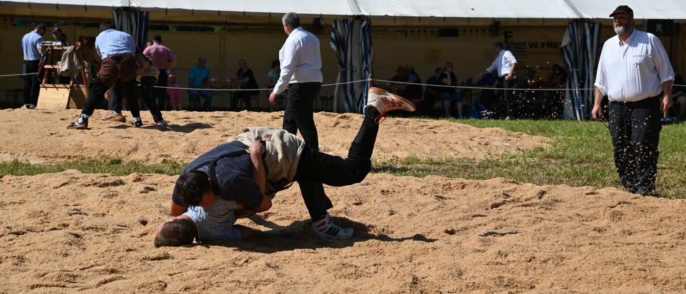 Böni Ralf im dunklen Hemd im Angriff