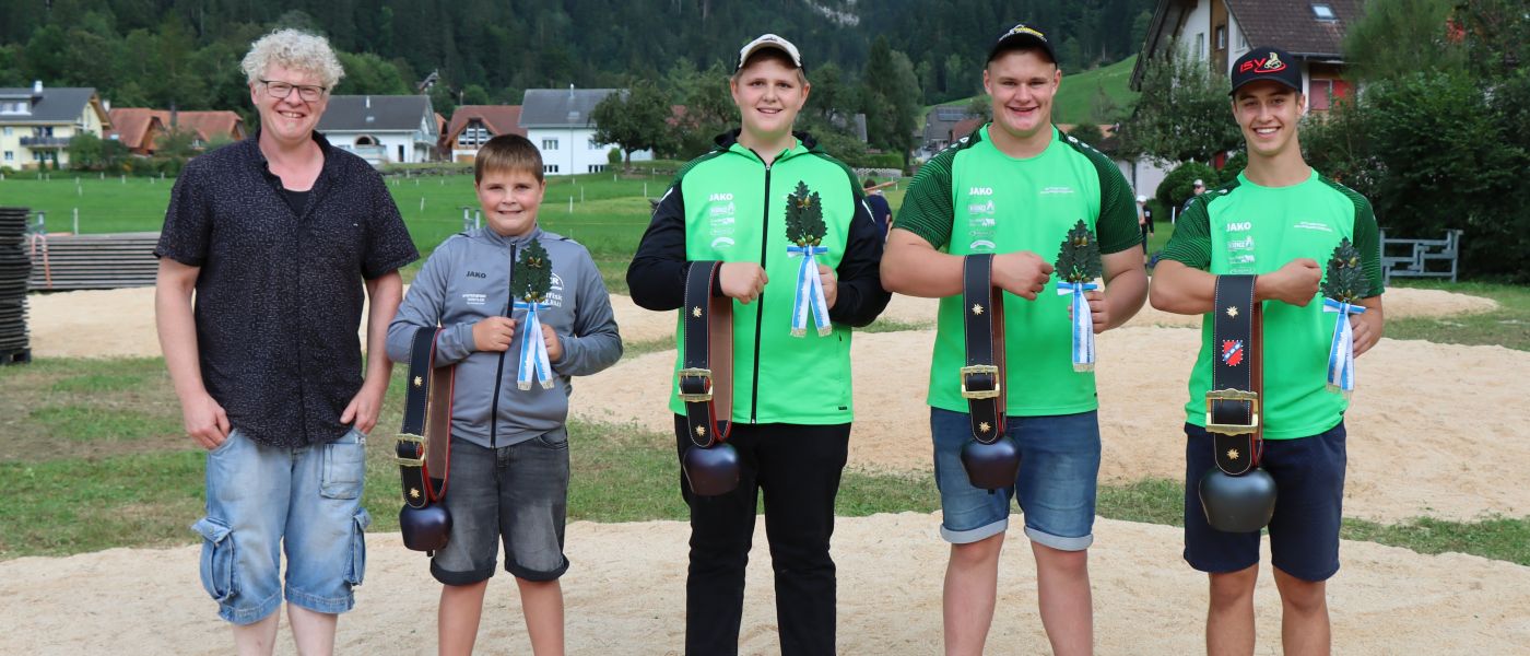 OK-Präsident Wittwer Stefan, Die Kategoriensieger v.l.n.r.: Steiger Robin, Emmenegger John, Krummenacher Severin und Küng Alain